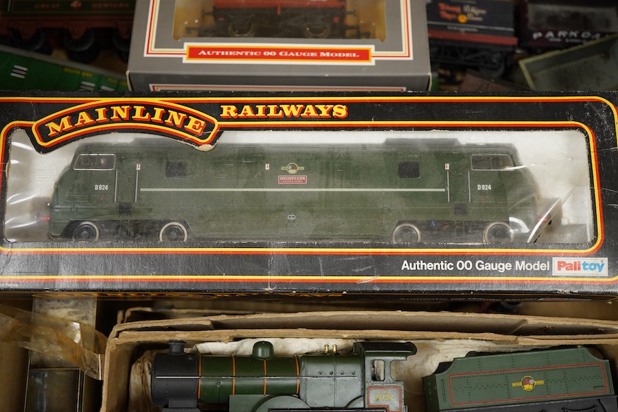 A quantity of 00 gauge model railway by Tri-ang, Mainline, Dapol, Bachmann, GMR, Hornby Dublo, etc. including; a Tri-ang American outline Davy Crockett train set (RS.37), nine steam and diesel locomotives, together with